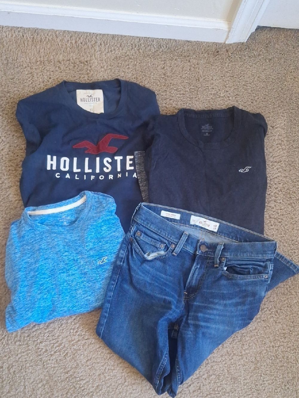 Hollister 4-piece Bundle: Jeans & 3 Long Sleeve Tees - Size XS, W26